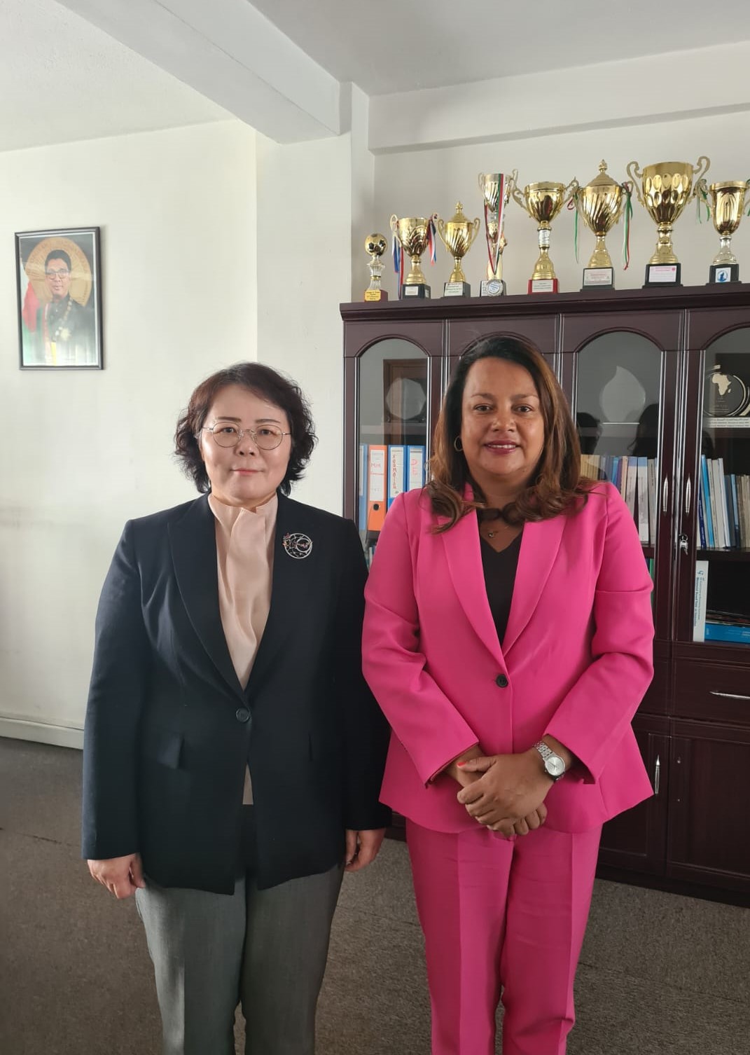 Ambassadeur Park Ji Hyun visite de courtoisie auprès de la Ministre du