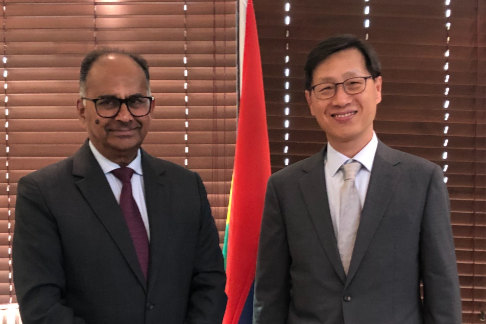 Entretien avec le Ministre es Affaires étrangères de l'île Maurice (le 14 septembre)