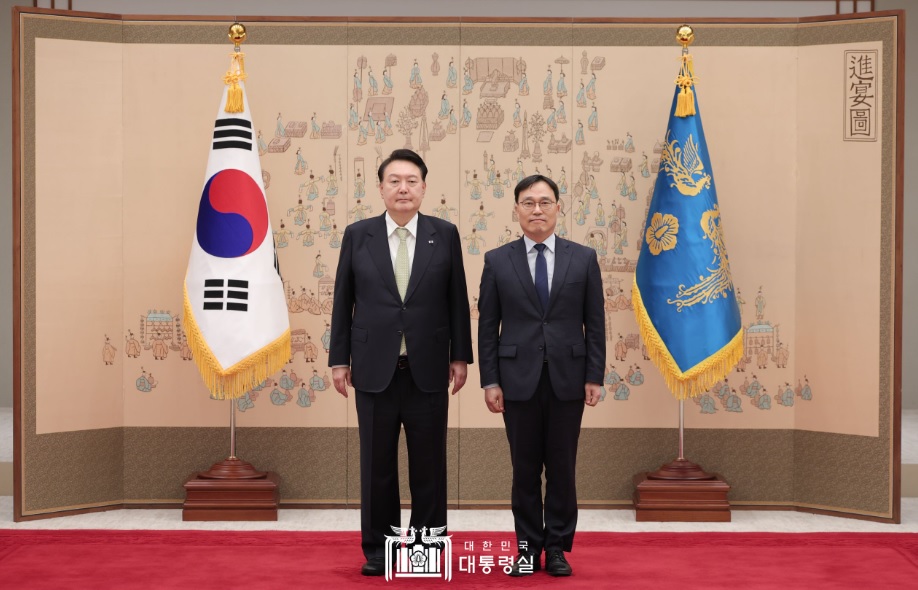 Tổng thống Yoon Suk Yeol đã trao Quyết định bổ nhiệm Trợ lý Bộ trưởng Bộ Ngoại giao Hàn Quốc Choi Youngsam giữ chức Đại sứ Đặc mệnh Toàn quyền Hàn Quố