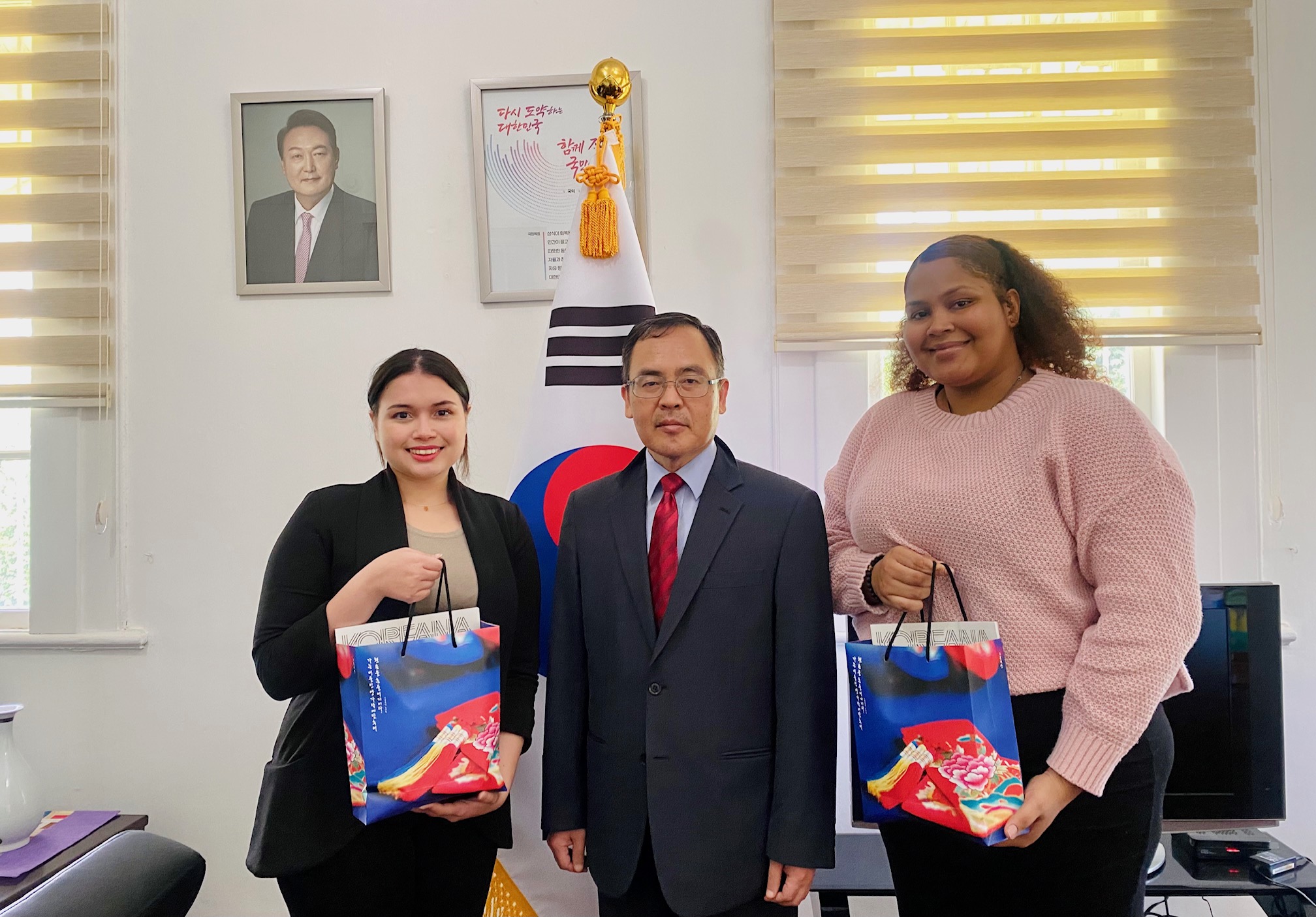 Ambassador Oh congratulates 2023 GKS Scholarship Awardees from T&T