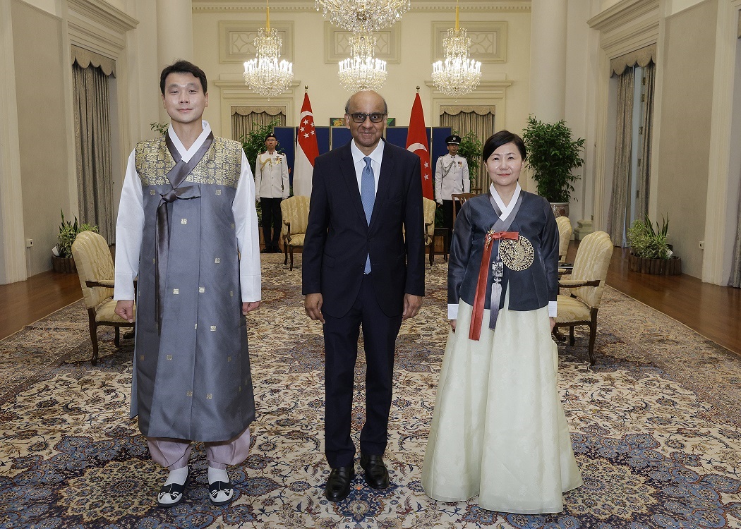 Ambassador HONG Jin-wook presents credentials to President Tharman Shanmugaratnam