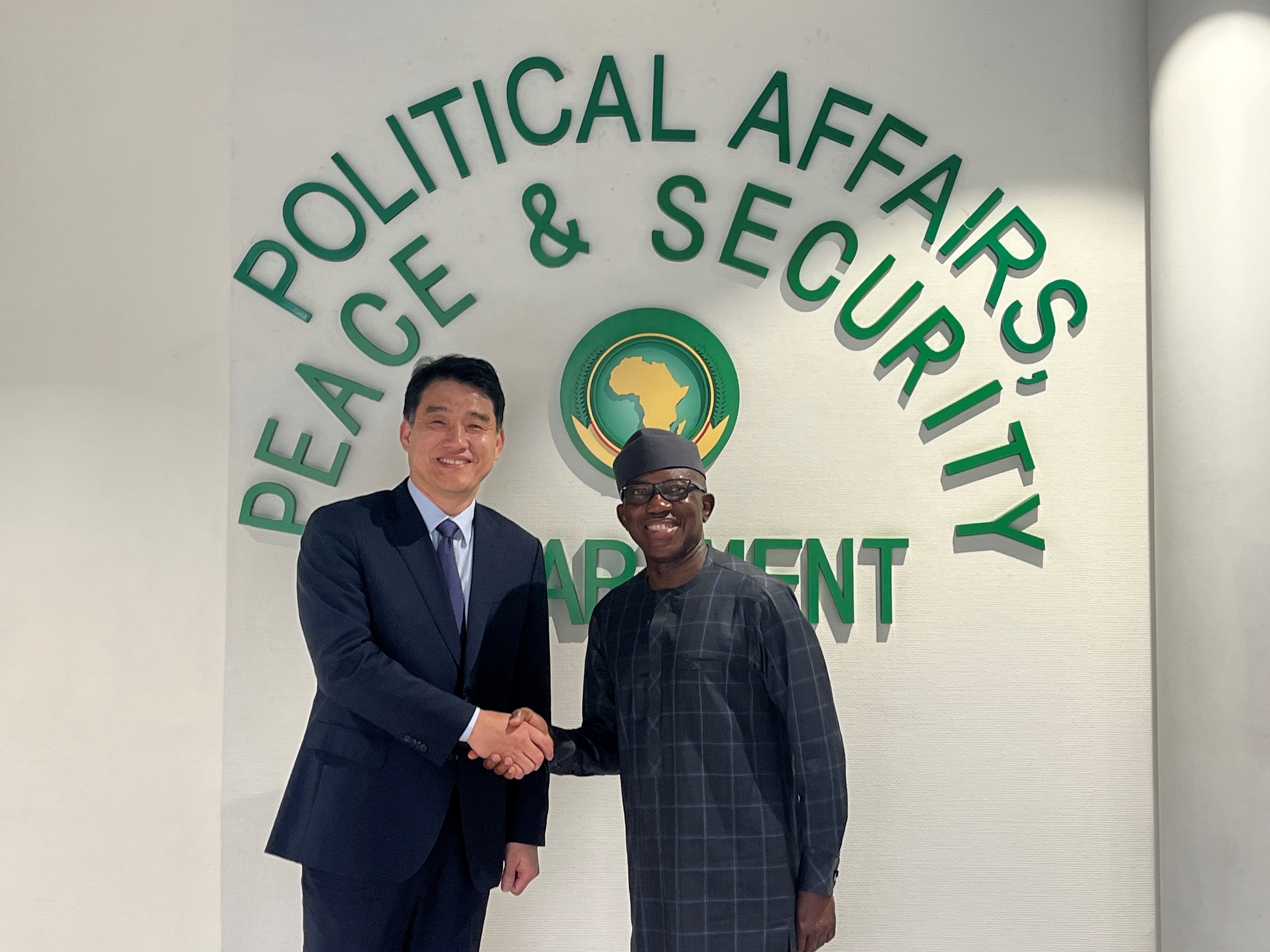 Amb. Jung paid a courtesy call on AU PAPS Commissioner (5 Apr.)