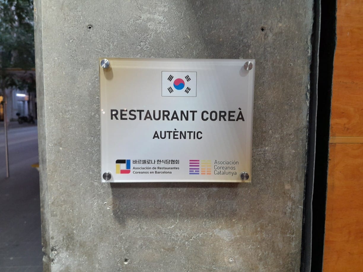 Ceremonia de inauguración de la placa certificatoria de la Asociación de Restaurantes Coreanos en Barcelona