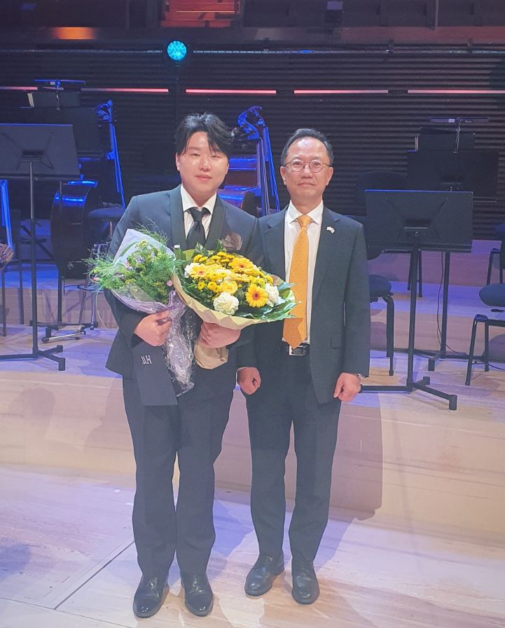 Ambassador encouraged tenor Hwang Jun-ho, third place winner of the Mirjam Helin Competition