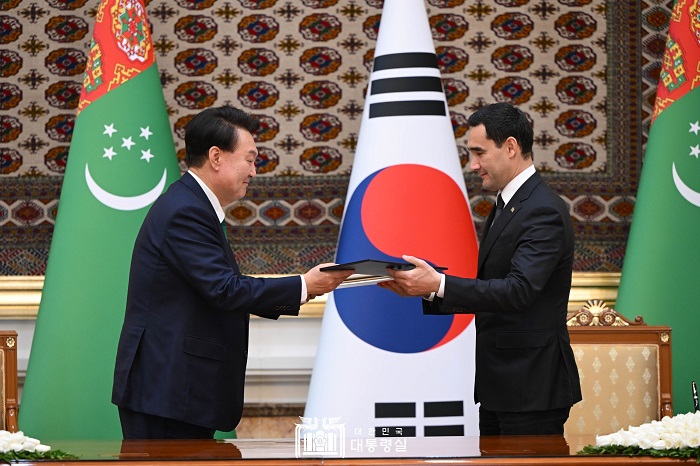 В рамках государственного визита Президента Республики Корея Юн Сок Ёля в Туркменистан состоялась церемония подписания двусторонних документов (10 июня, в Президентском дворце)