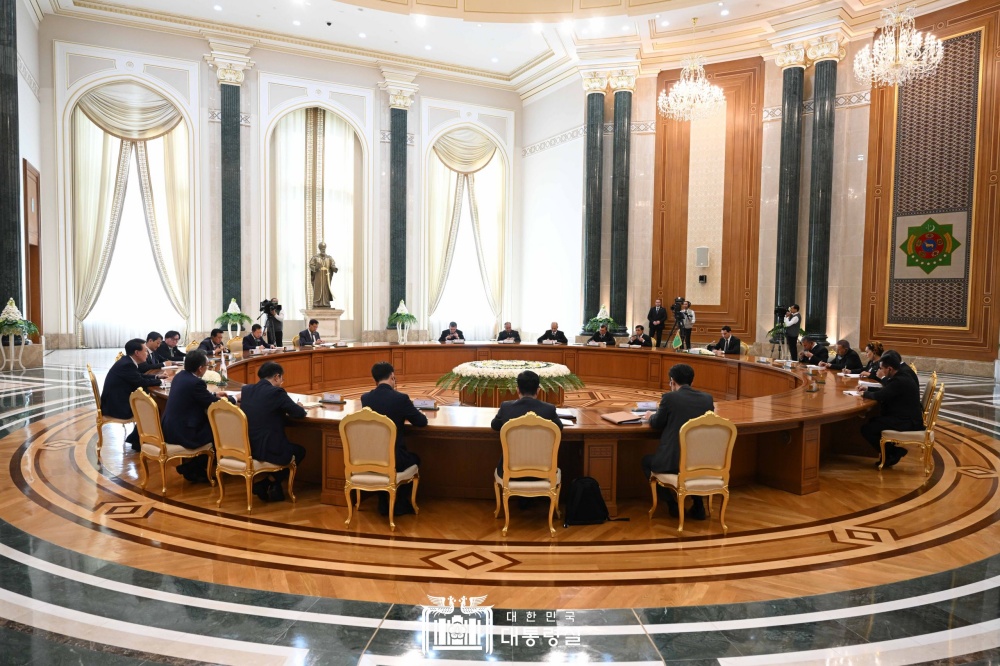 Состоялись переговоры между Президентами Республики Корея и Туркменистана в расширенном составе (10 июня, в Президентском дворце)