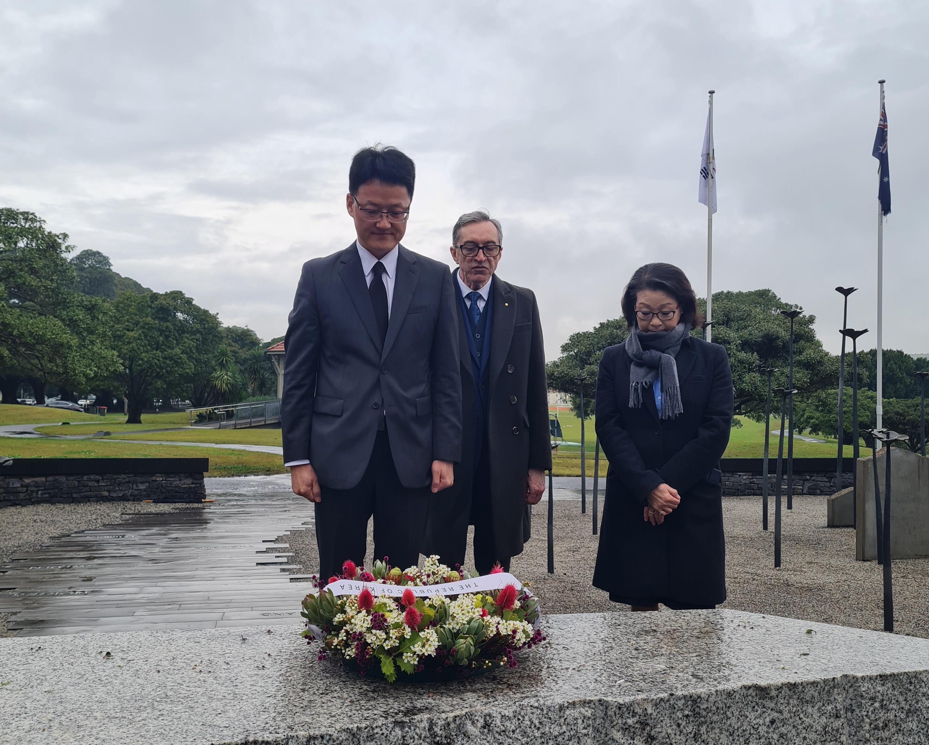 Consul-General Yongjun Choi pays tribute at the Korean War Memorial Moore Park in Sydney
