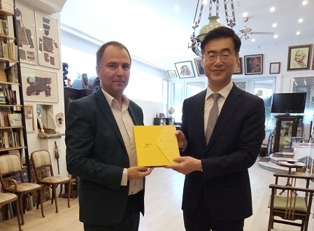 Nj.E. Đeung Li posetio Udruženje Adligat i poklonio korejske markice