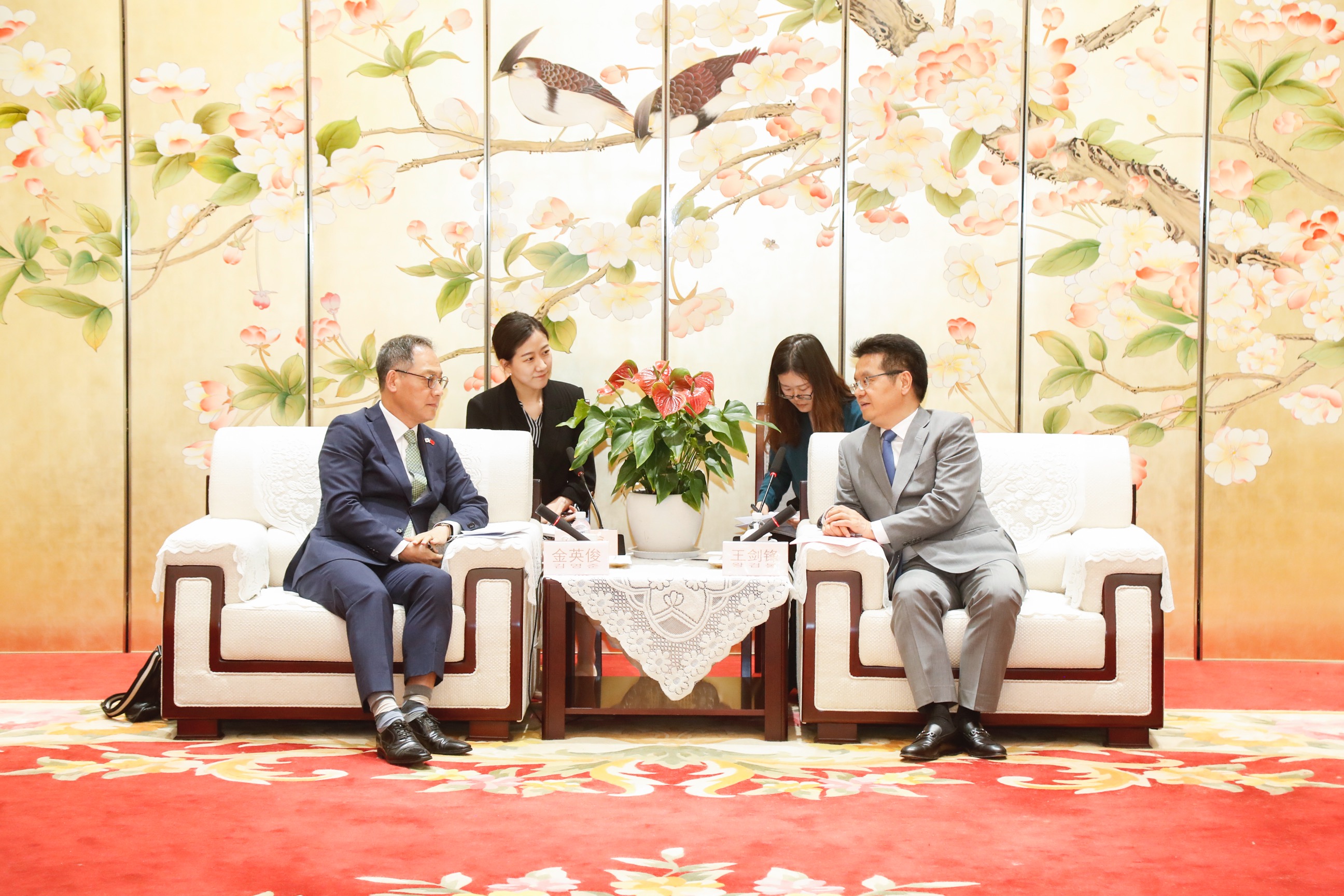 (7.10) 总领事与江苏省徐州市市长会谈