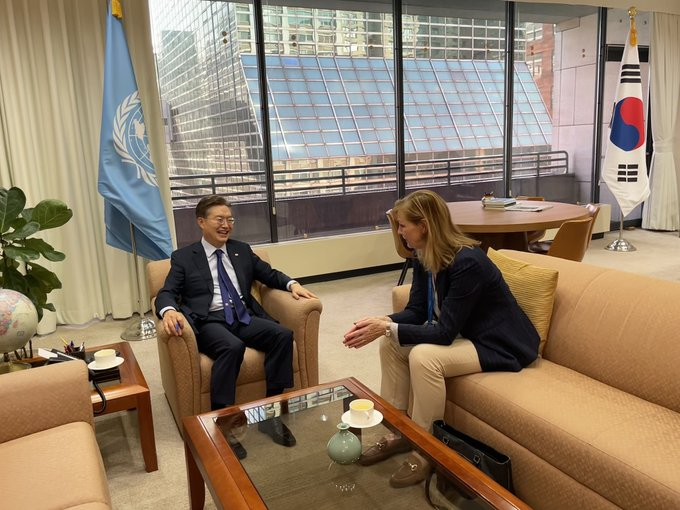 Amb. Hwang met with the Permanent Representative of Iceland, H.E. Ms. Anna Jóhannsdóttir(8.27)