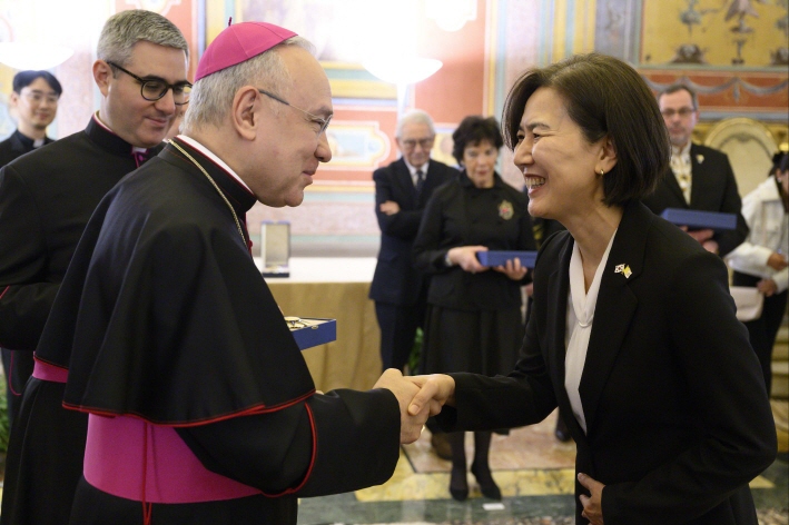 L'Ambasciatore Oh Hyun-joo ha ricevuto la decorazione di Dama di dell’Ordine di Pio IX
