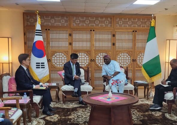 김판규 대사, Adamson Oluwatosin Ayinde 주재국 대통령 선임 고문(산업훈련 및 개발담당) 및 일행을 면담(4.30)
