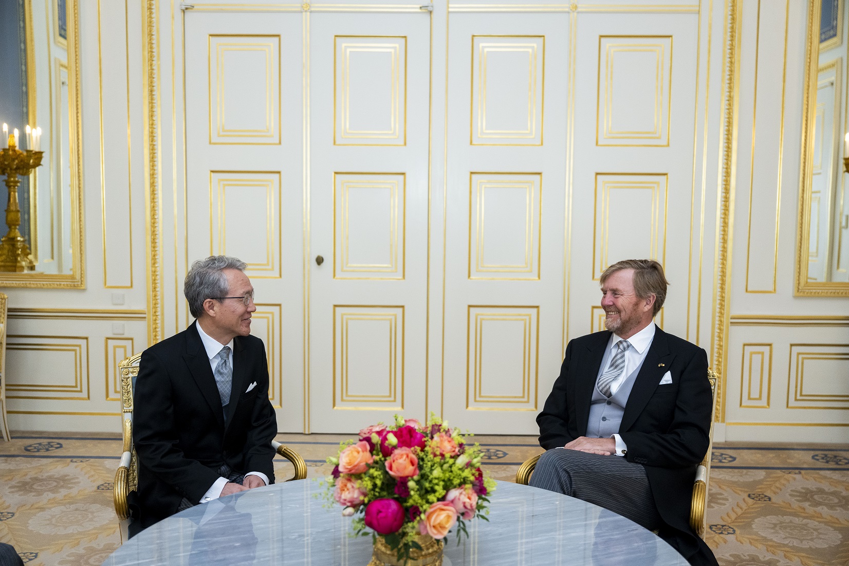 Ambassador Hong Seok-in presents Credentials to the King of the Netherlands