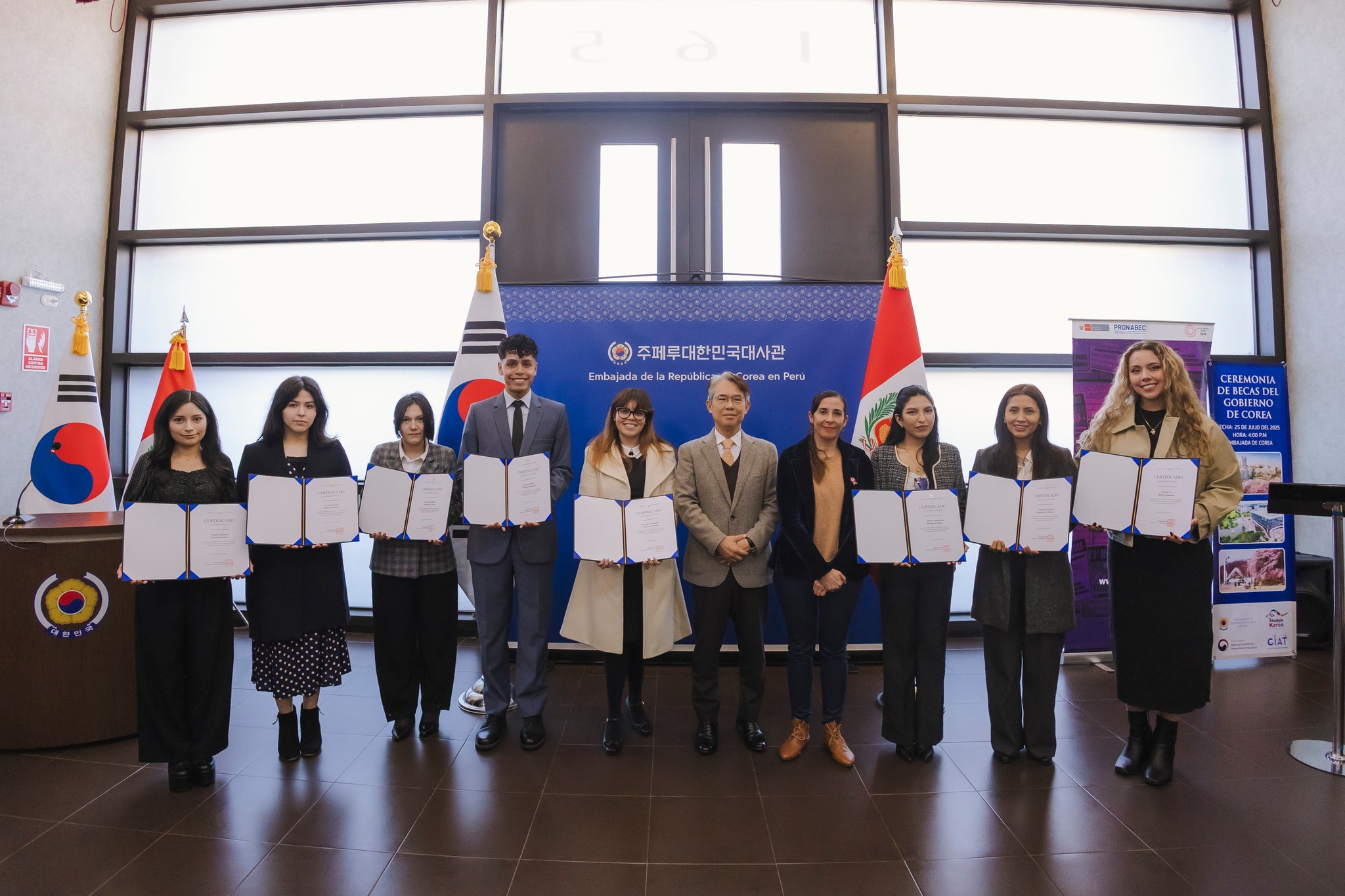 Ceremonia de entrega de becas del Gobierno de Corea