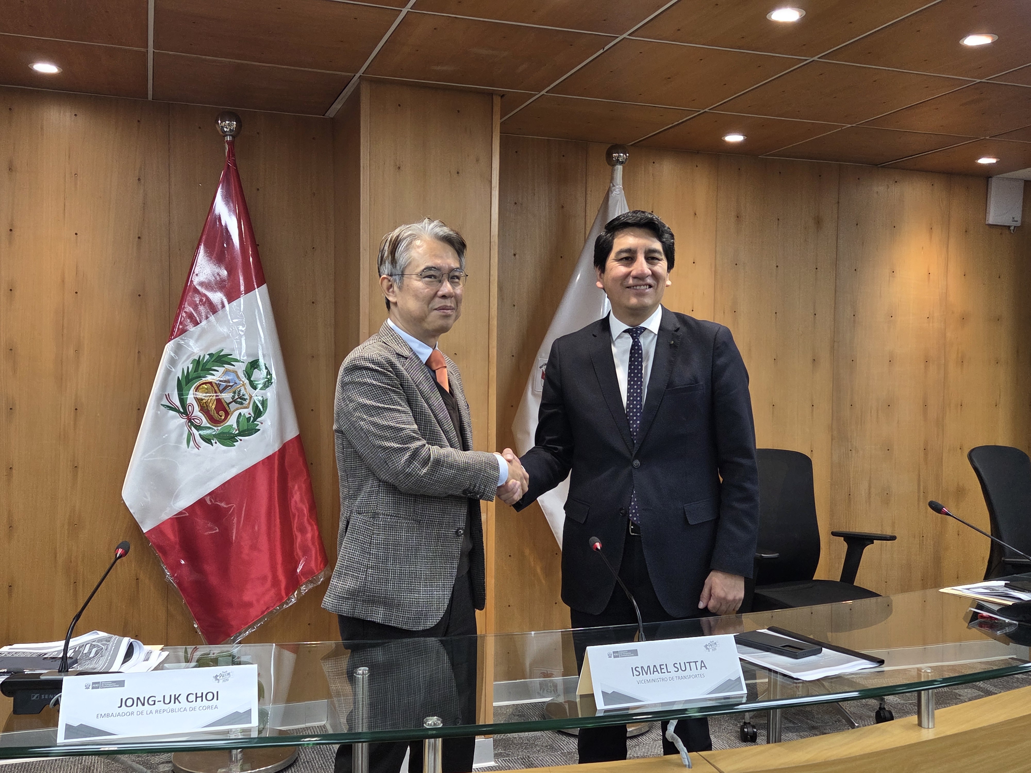 Reunión de trabajo: Estudio de factibilidad de ferrocarril de Aeropuerto de Chinchero en el Perú