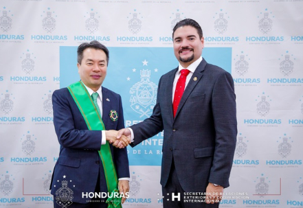 Ceremonia de Condecoración del Embajador Moonup Sung