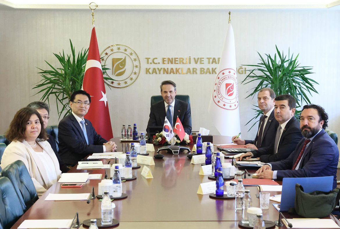 Büyükelçi Yeondoo JEONG'un, Enerji ve Doğal Kaynaklar Bakanı Sayın Alparslan BAYRAKTAR ile Görüşmesi (5 Ağustos)