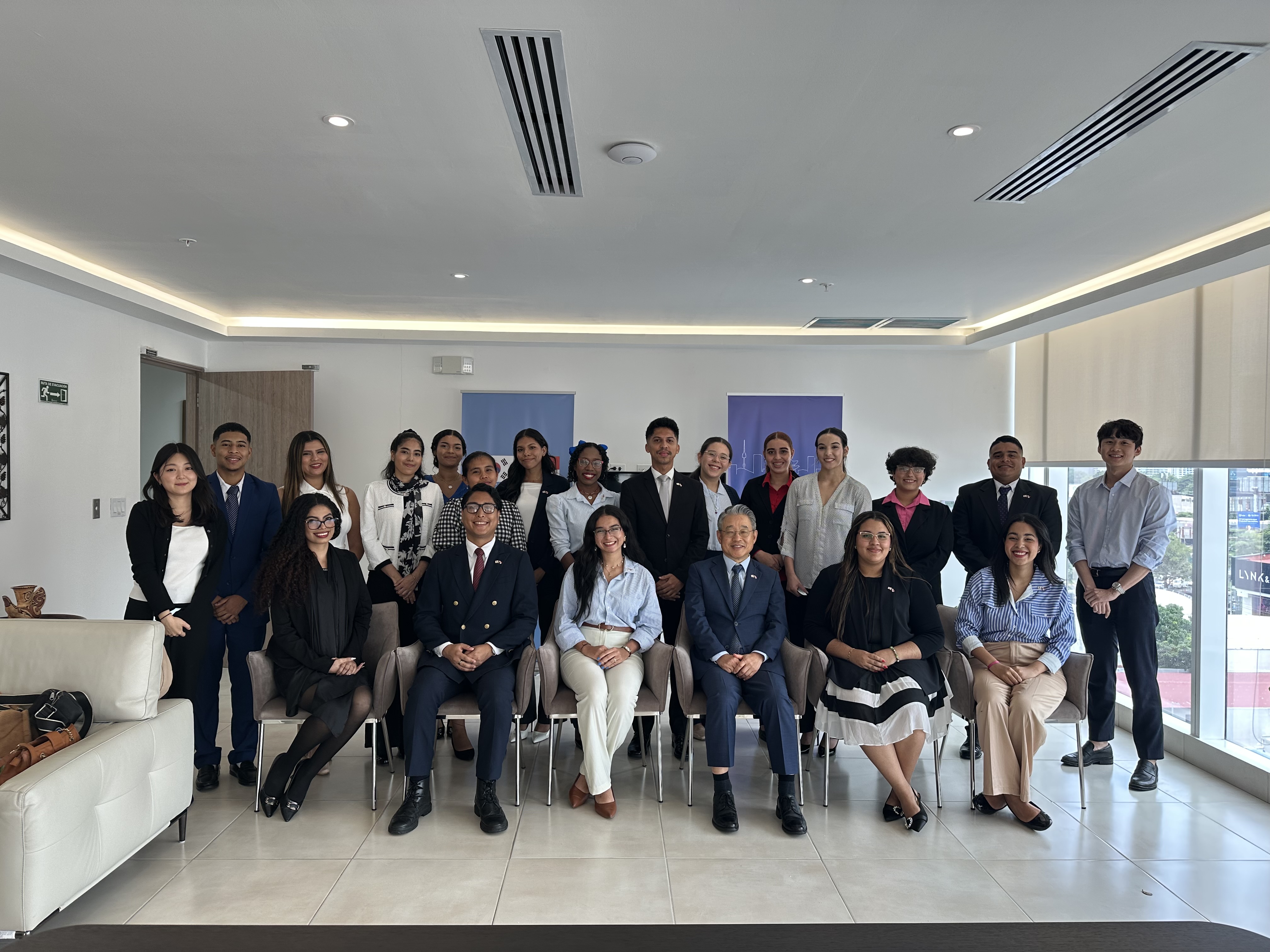 파나마대학 국제관계학 전공 대학생연합 소속 대학생, 대사관 방문