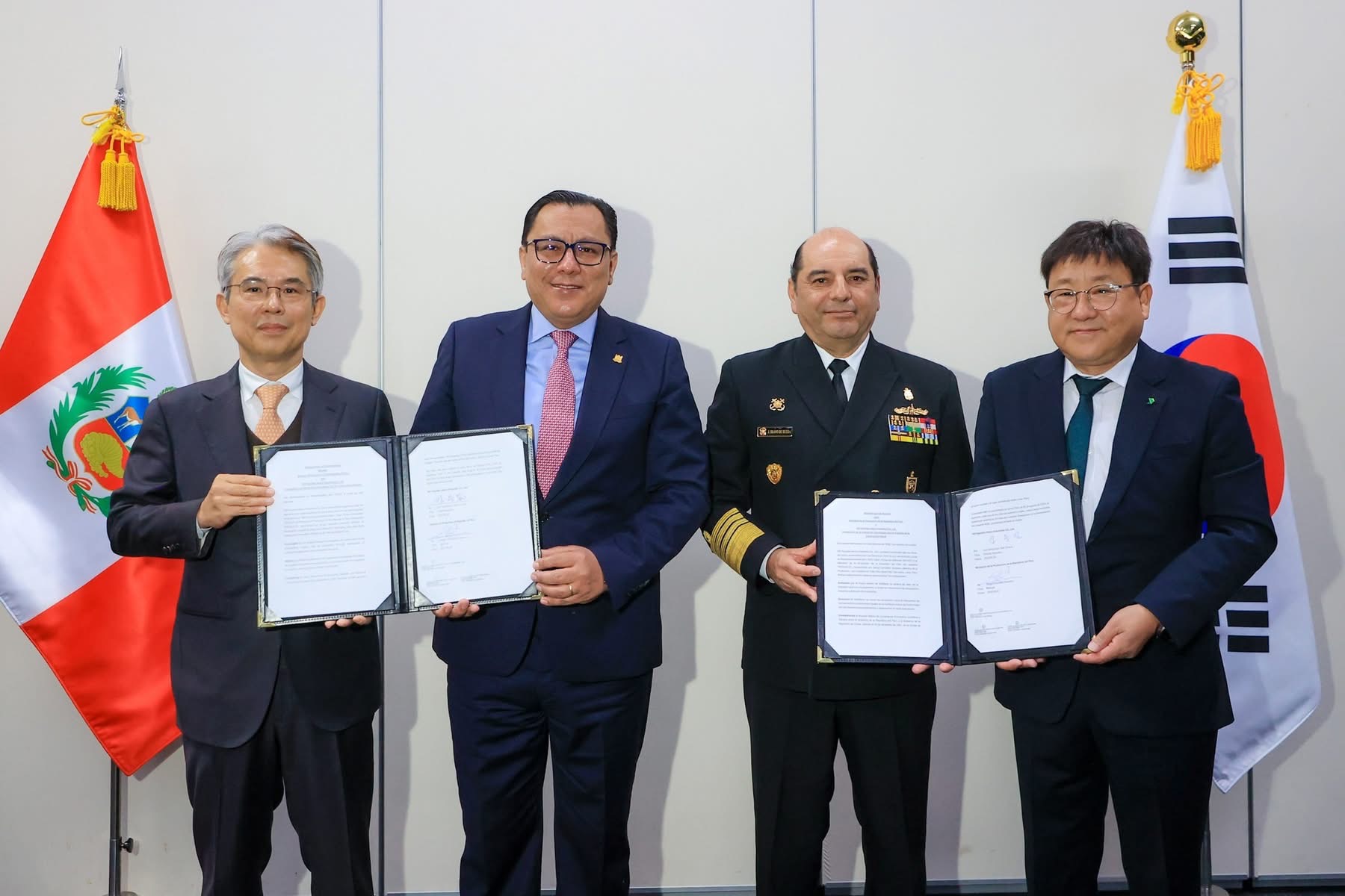 Participación en la ceremonia de firma del Memorándum de Entendimiento entre el Ministerio de la Producción del Perú y HD Hyundai Heavy Industry