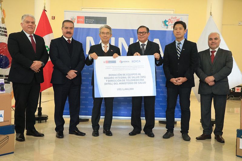 Participación en la ceremonia de donación de equipos tecnológicos de última generación y equipos médicos al Ministerio de Salud