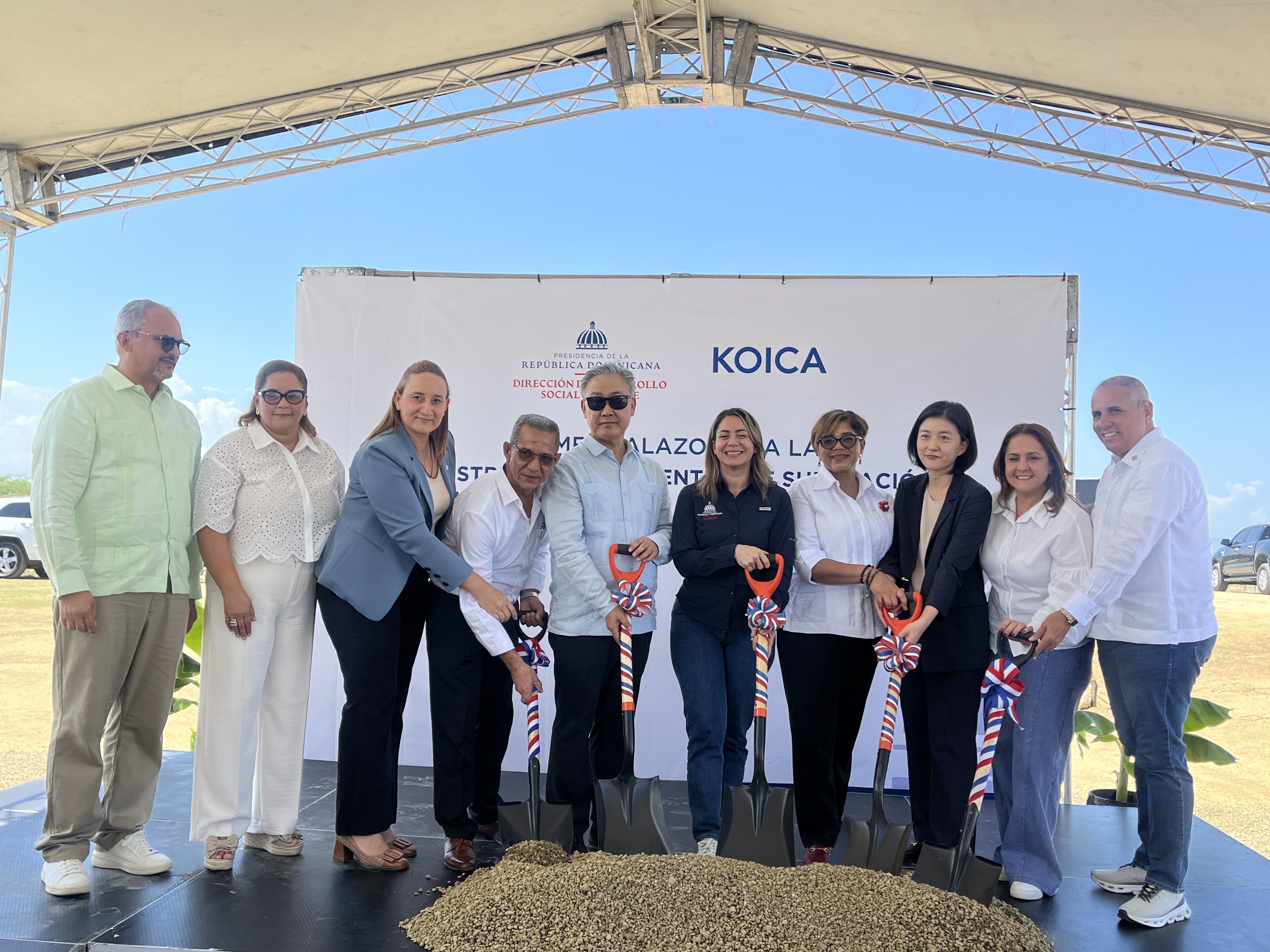 El Embajador Sang Ryul Lee asiste a la ceremonia de inauguración del Centro de Superación Comunitaria Hatillo Palma, Montecristi (29 de agosto)