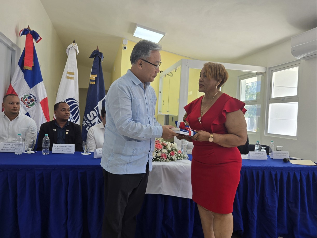 El Embajador Sang Ryul Lee asiste a la ceremonia de entrega de autoclaves en el Hospital Municipal Julia Santana, Tamayo, Bahoruco (5 de septiembre)