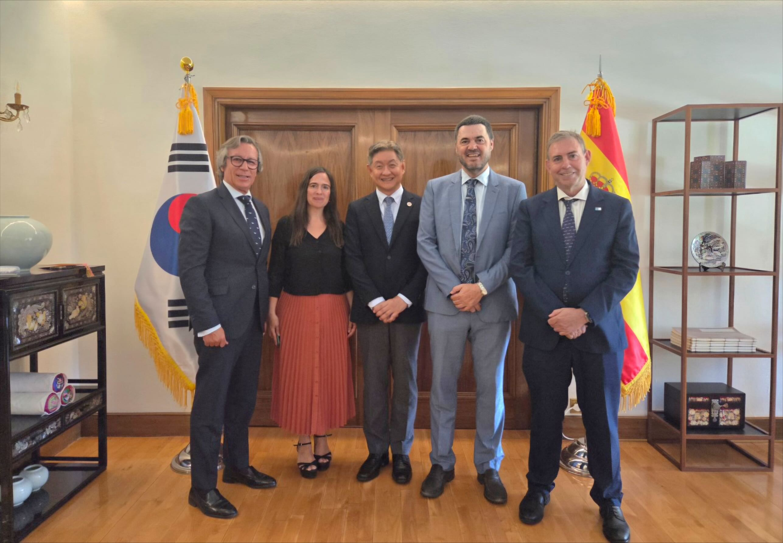 El Embajador Lim Soosuk ofreció un almuerzo de trabajo en su residencia a los miembros del Grupo Parlamentario de Amistad con la República de Corea