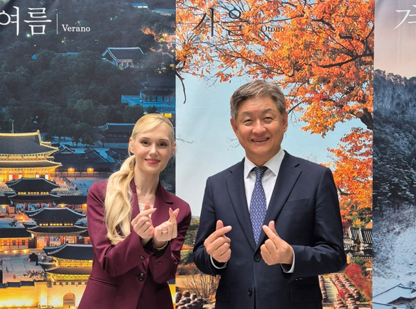 El Embajador Lim Soosuk se reunió con la artista musical y estrella emergente de la televisión Lara Benito