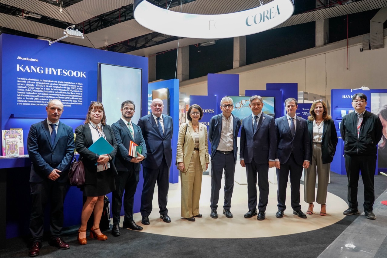 El Embajador Lim Soosuk asistió a la inauguración de LIBER 2025
