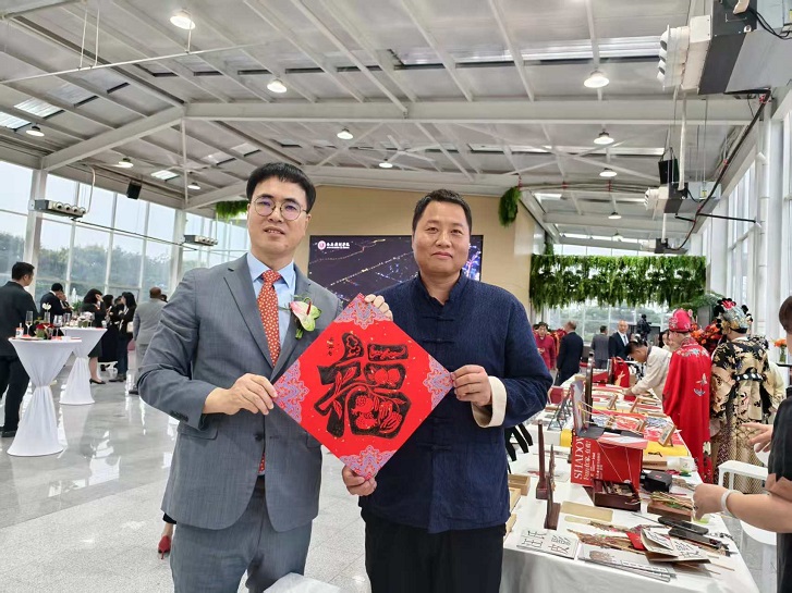 洪淳昌总领事出席陕西省76周年外事招待会