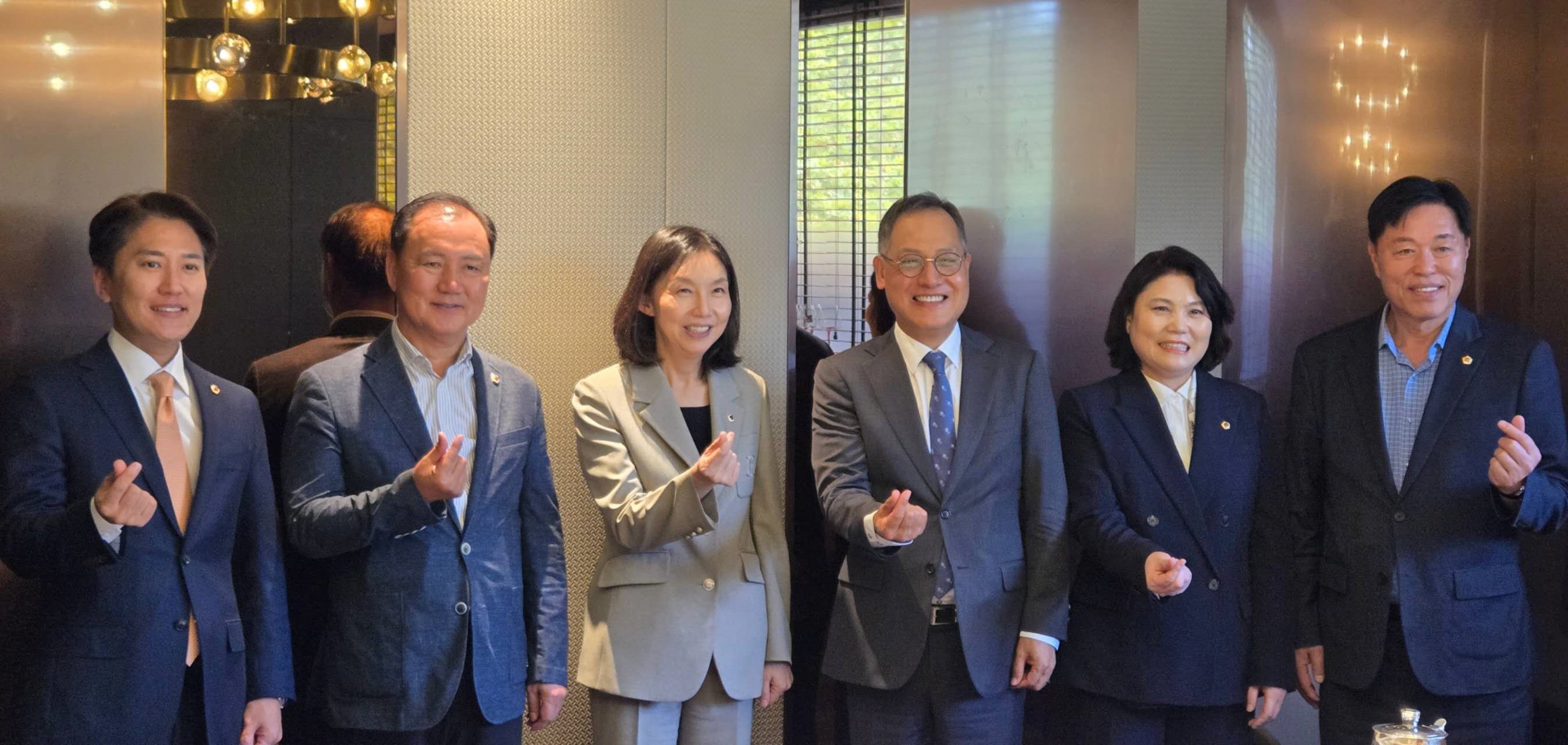 (10.13) 总领事与首尔市议会代表团举行午餐恳谈会