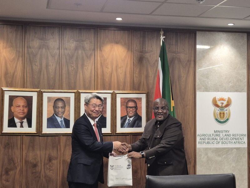양동한 대사, 남아공 토지개혁농촌개발부 장관 예방(10.14)