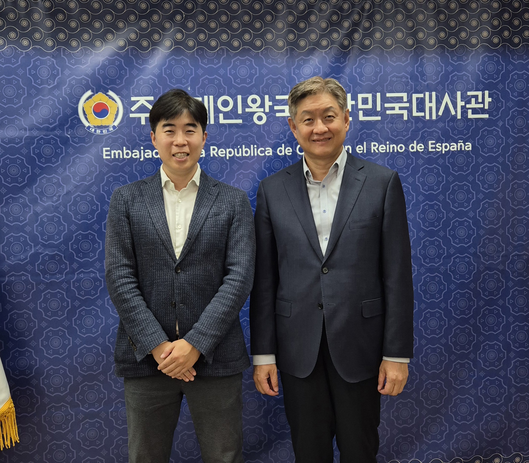 El Embajador Lim Soosuk mantuvo una reunión con el representante legal de Naver en Europa , Han Seokjoo