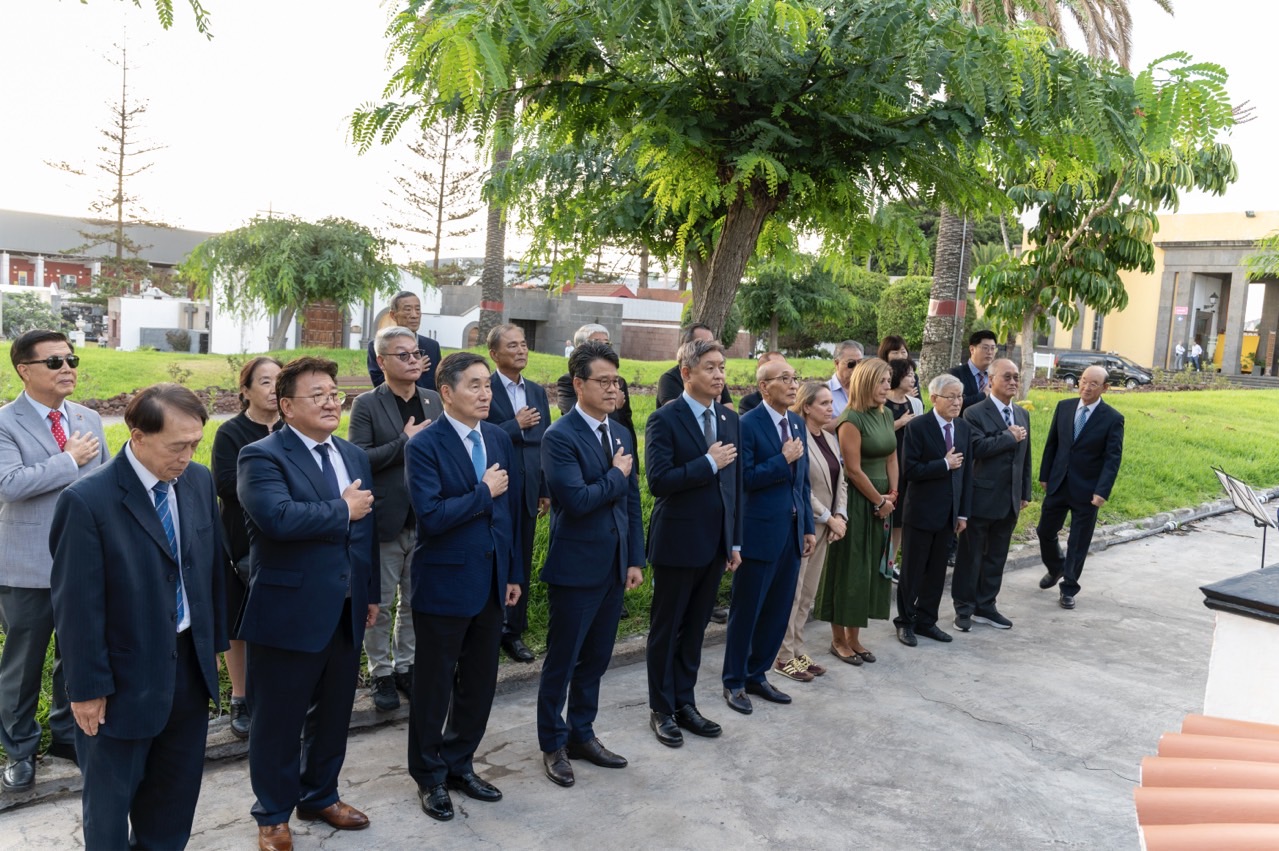 El Embajador Lim Soosuk visitó el Cementerio de los marinos coreanos de Las Palmas