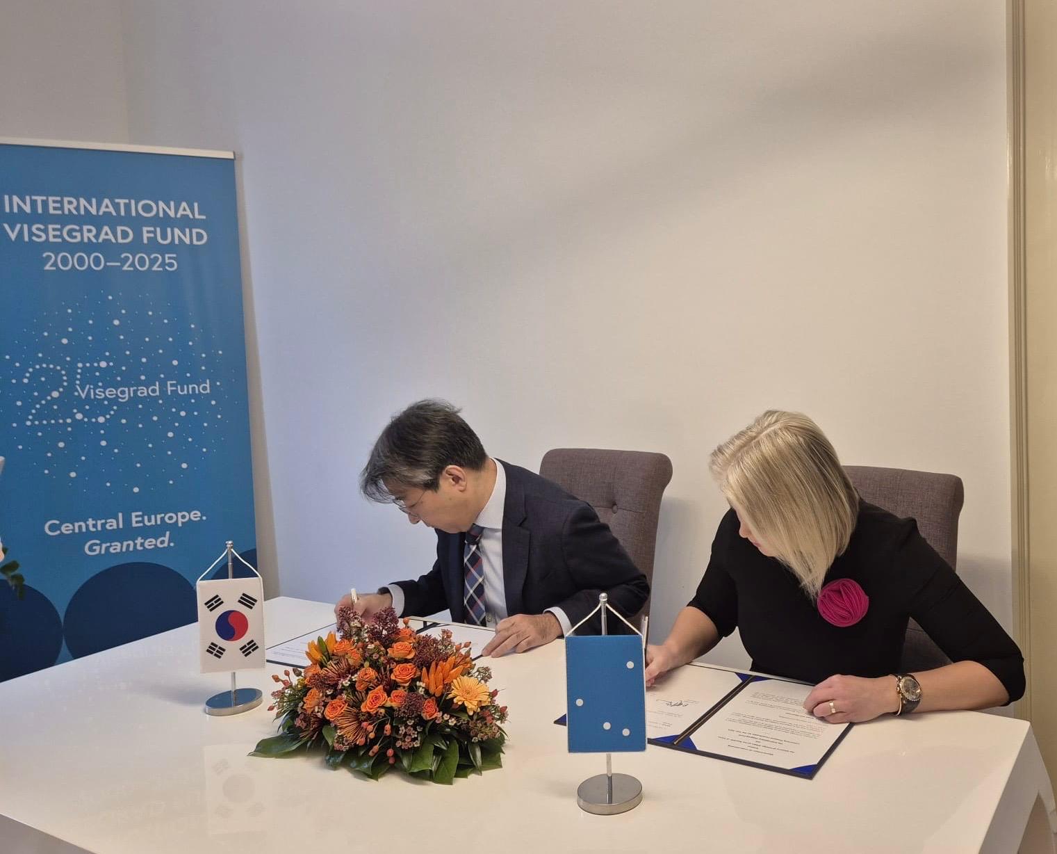 한국 정부의 IVF 재정 기여 MOU 서명식(11.14.)