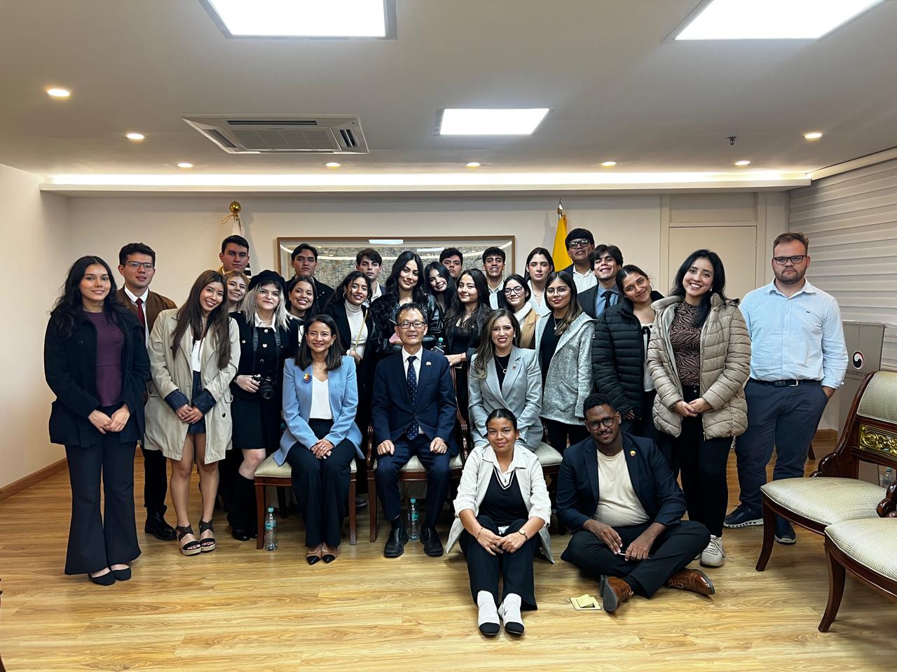 과야킬 소재 명문대학교 국제관계론 학생들 30영의 대사관 방문