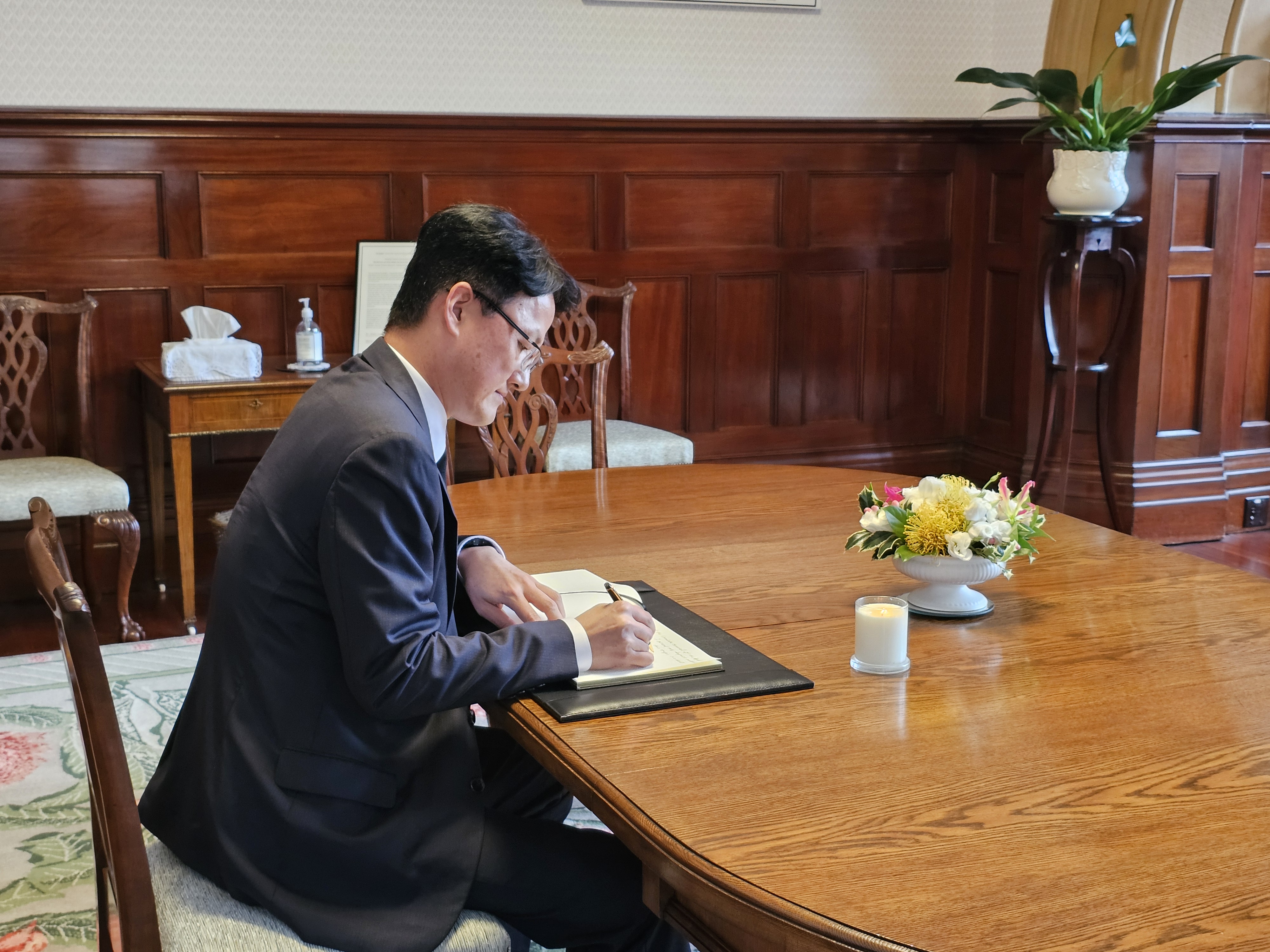 총영사, 시드니 본다이 비치 총격 사건 희생자 조문록 서명