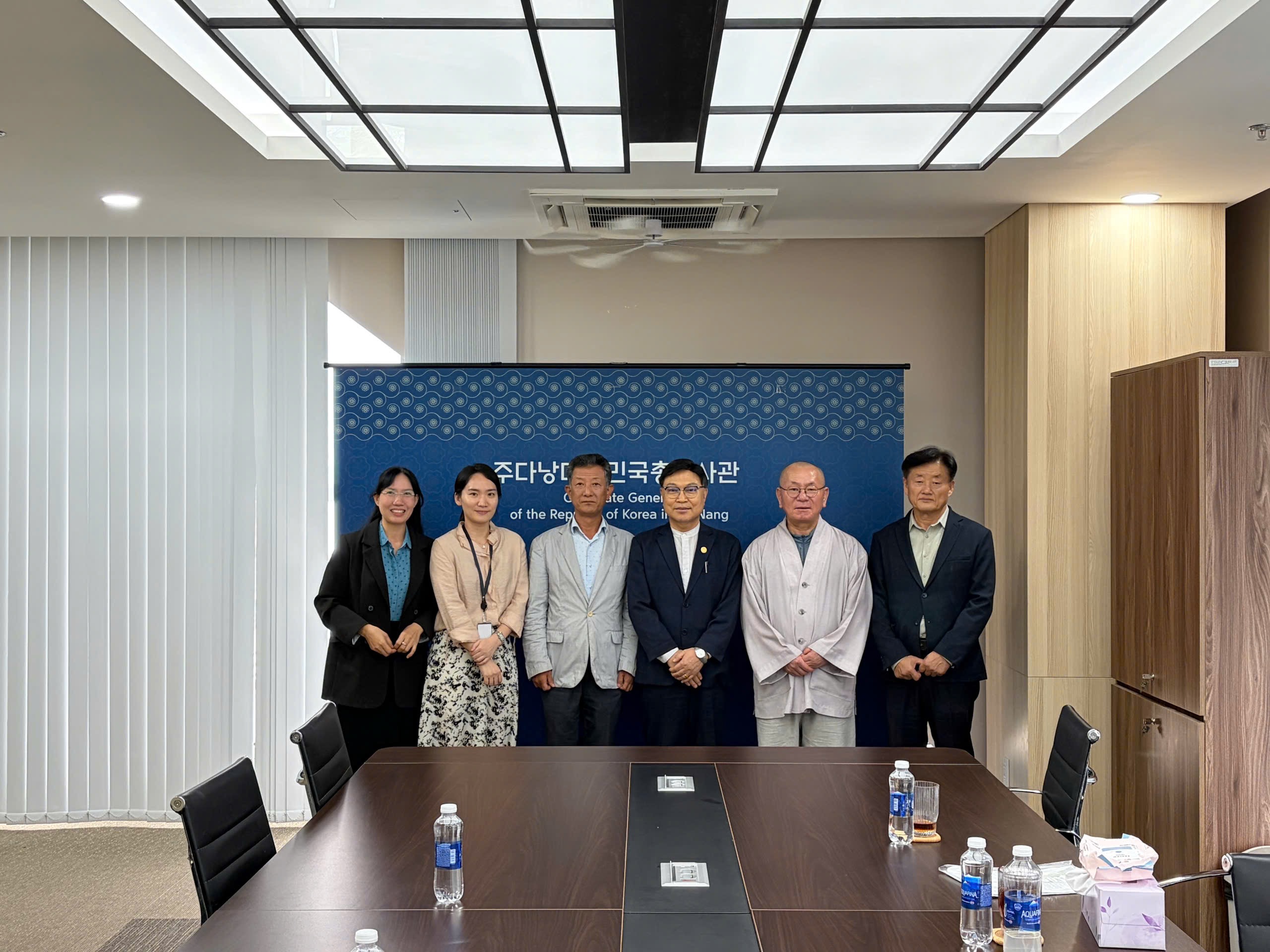 꽝남성 봉사단체 연꽃마을 이사장 일행 총영사관 방문(01.28)