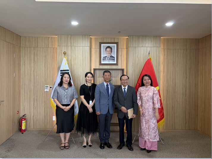 다낭 동아대학 이사장 및 한국어과 교수 총영사관 방문(01.30)