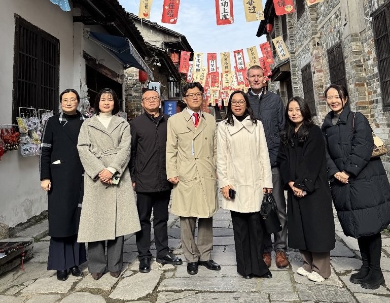 代总领事出席参加‘2025赤黄红荆风楚韵文旅主轴国际推介大会’(12.12)