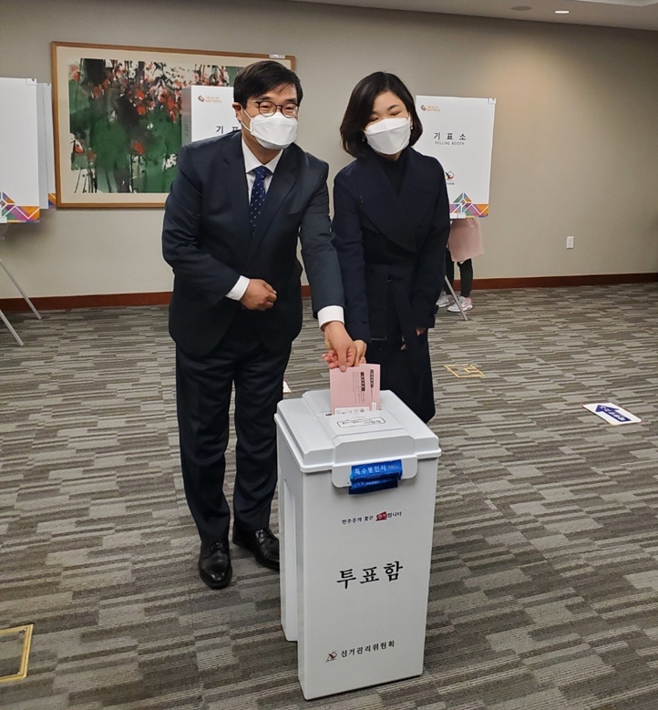 정병화 뉴욕총영사 내외, 제20대 대통령 재외선거 투표