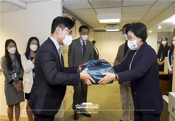 김정숙 여사 뉴욕총영사관 민원실 직원 격려