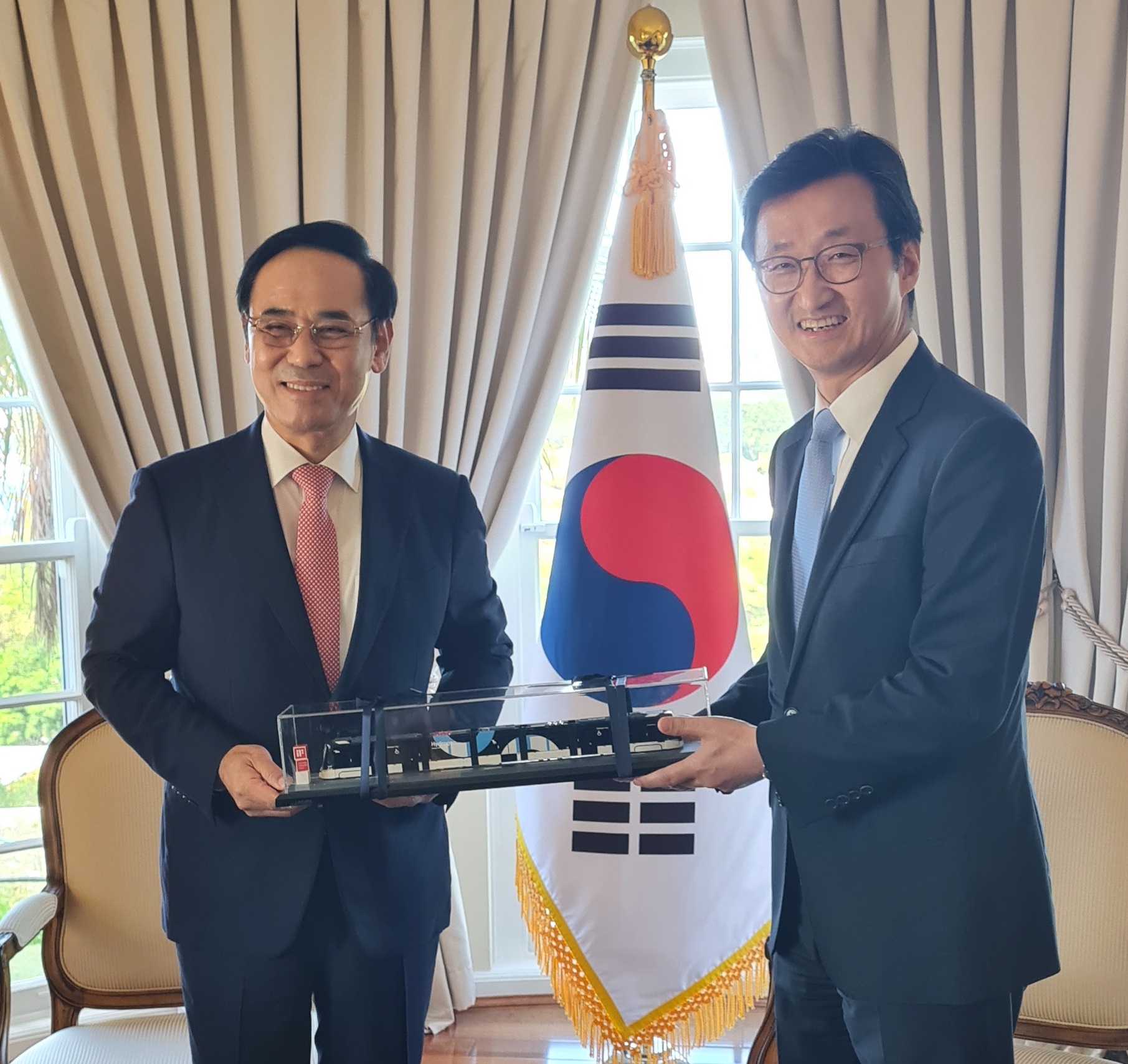 Consul-General Lee meets Hyundai Rotem CEO 상세보기|Activities | Consulate ...