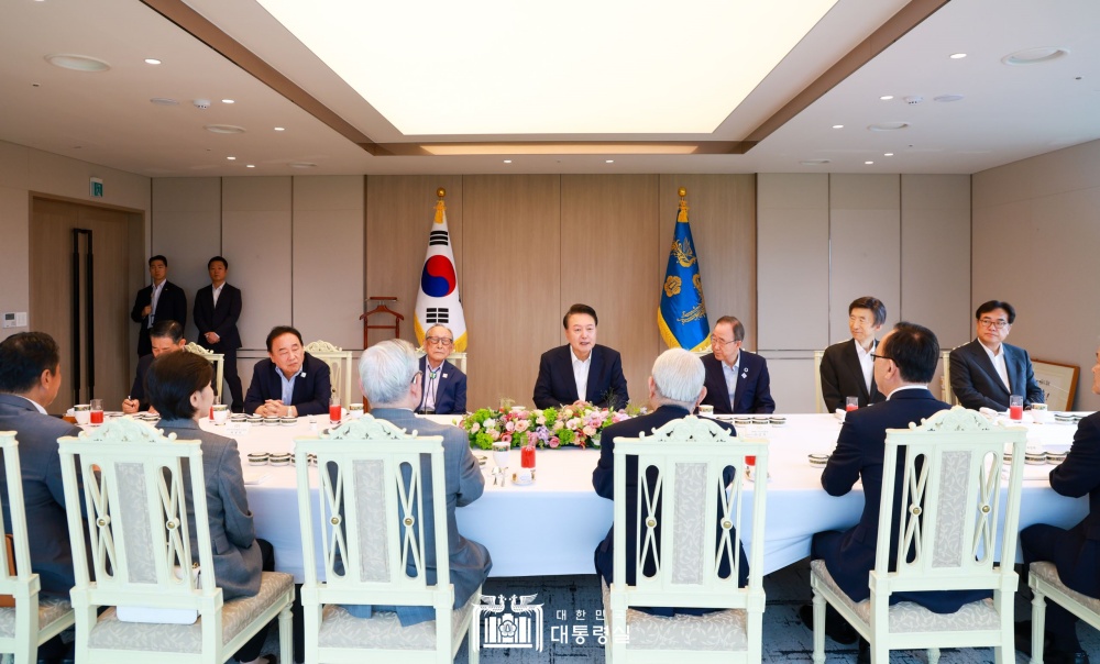 윤석열 대통령, 통일·외교 원로 오찬 간담회