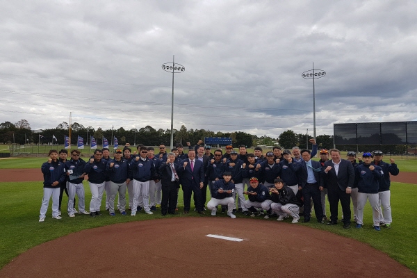 Attending the Geelong-Korea Baseball Team Launching Reception