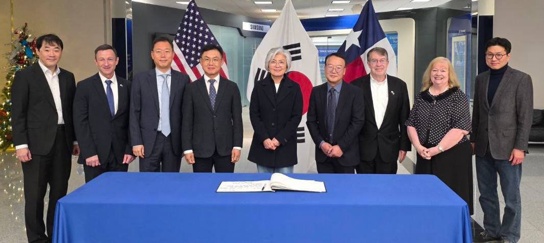 강경화 주미대사, 삼성 파운드리(반도체 위탁생산) 공장 방문 (12.4)