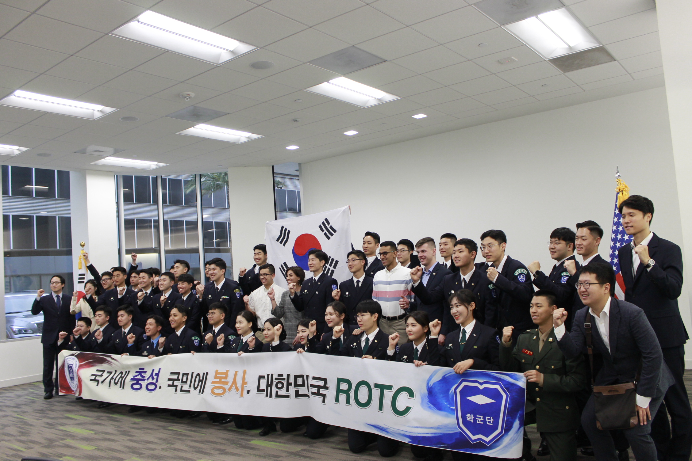 Meeting with ROTC students form Korea 상세보기Consul General's