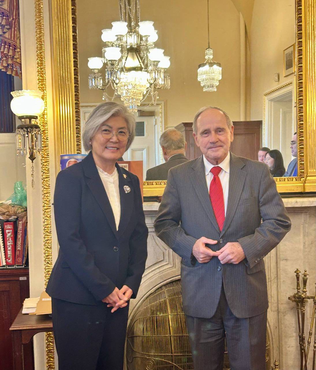 강경화 주미대사, 짐 리시 상원 외교위원장 면담 (1.7)