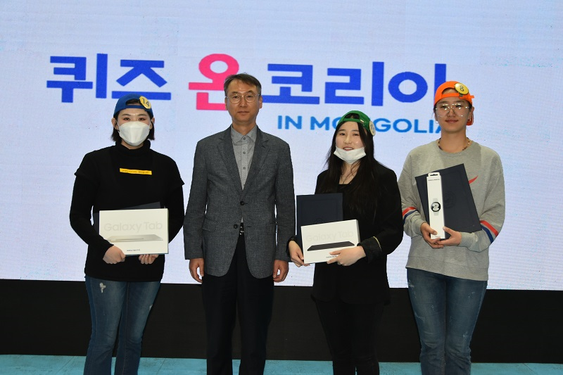 김철상 주몽골대한민국대사관 참사관과 우승자들과의 기념촬영 - 출처 : 주몽골대한민국 대사관 페이스북 페이지