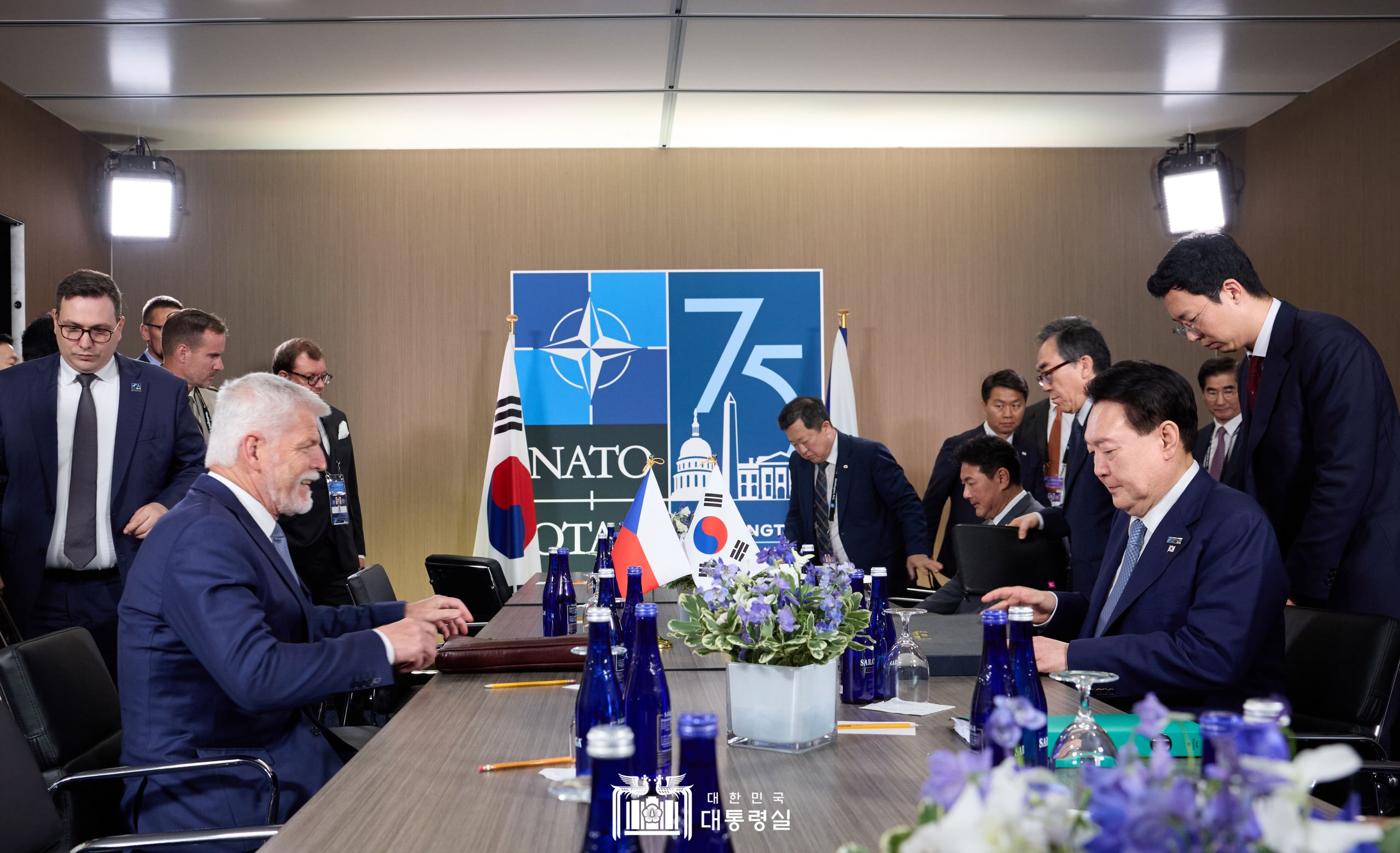 윤석열 대통령, NATO 정상회의 계기 체코 대통령과 정상회담 개최